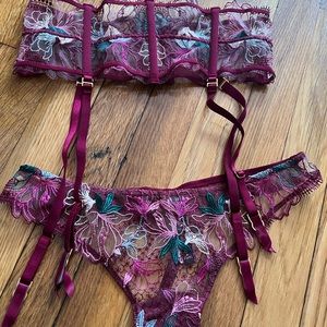 Set of : Victoria’s Secret very sexy garter belt. Size M/ L
